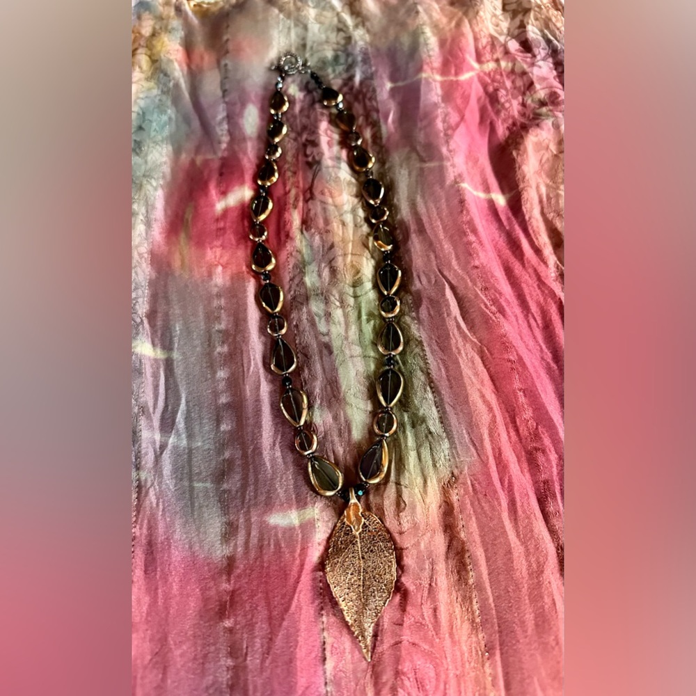 Glass and copper color filagree leaf necklace classic 70’s with detailed clasp